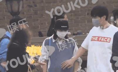 唐艺昕产后逛街被偶遇，状态憔悴难辨识，身边未见老公张若昀