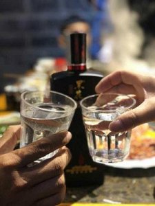 ​红酒饭前喝好饭后好呢(喝红酒饭前喝还是饭后喝)
