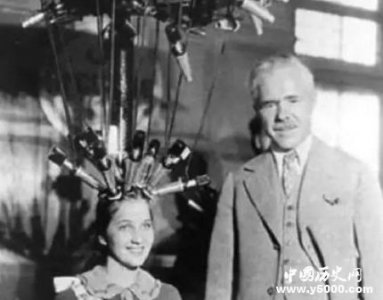 ​世界上第一台烫发机，其实是用来撩妹的