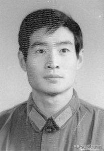​初中学历，国家一级演员，曾出演徐庶田国富等角色，荣获多项荣誉