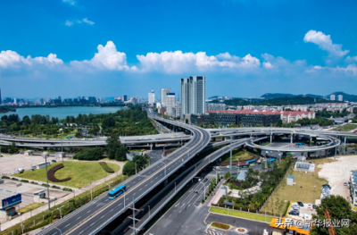 ​虎踞龙盘今胜昔是哪个城市(虎踞龙盘今胜昔：跨过明城墙，南京主城外扩从这两条
