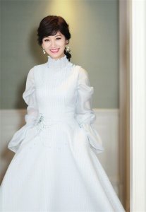 ​赵雅芝的3个儿子：长子45岁次子42岁，小儿子35岁，个个让她骄傲