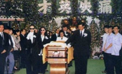 ​1993年陈百强去世，被迫嫁为人妻的何超琼，为何葬礼上坚持要扶灵