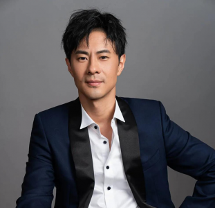 ​邵汶个人资料简介：出生演艺世家，外公是梅兰芳老师，如今48岁仍不火