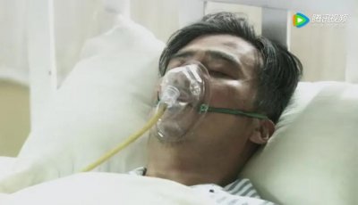 ​再观《风筝》，剧情结尾，郑耀先奄奄一息躺在病床上，令人心痛
