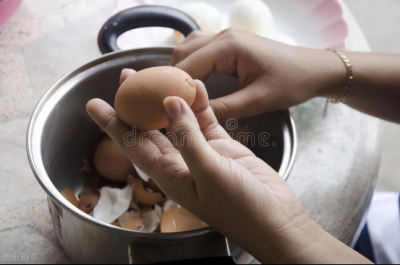 ​煮鸡蛋是冷水下锅还是热水下锅合适（？牢记2点，鸡蛋壳一碰就掉）