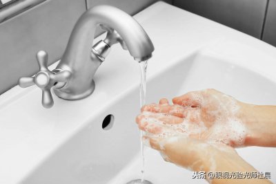 ​新手第一次戴美瞳怎么戴  初次戴隐形眼镜的你应该注意的细节问题