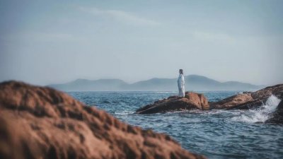 ​两个人吸引因为有磁场（两个人的磁场互相吸引）