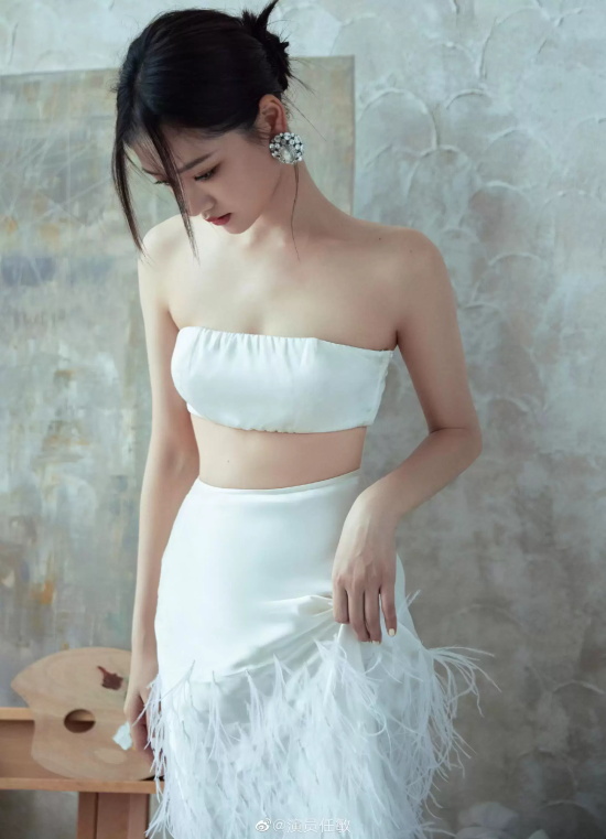 女星任敏穿白色抹胸出席活动，典雅中又带点性感