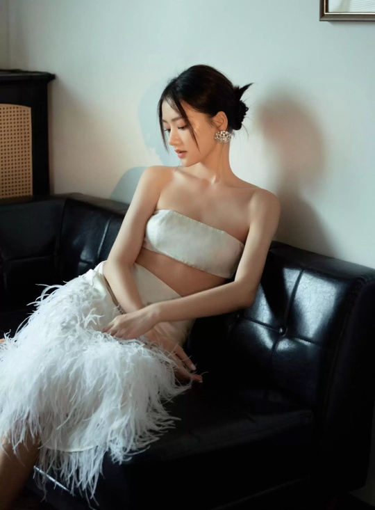 女星任敏穿白色抹胸出席活动，典雅中又带点性感