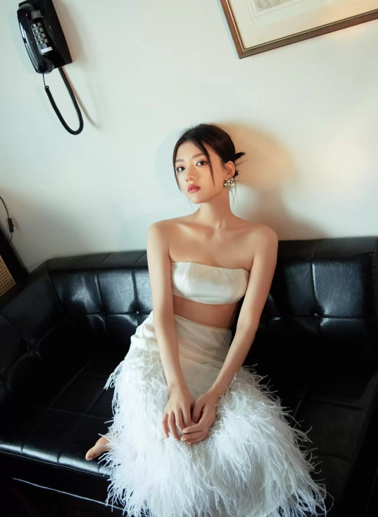 女星任敏穿白色抹胸出席活动，典雅中又带点性感