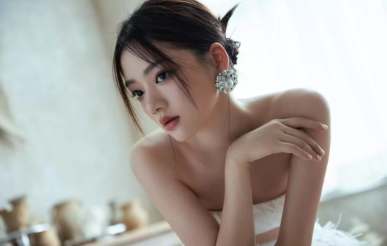 女星任敏穿白色抹胸出席活动，典雅中又带点性感