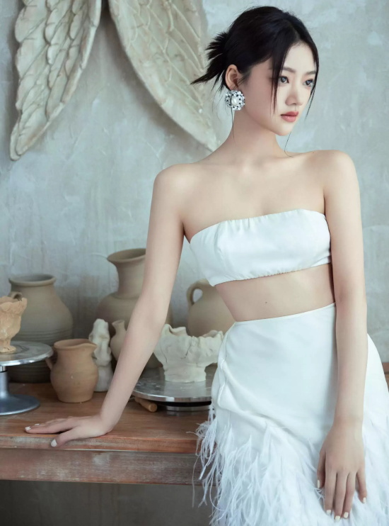 女星任敏穿白色抹胸出席活动，典雅中又带点性感