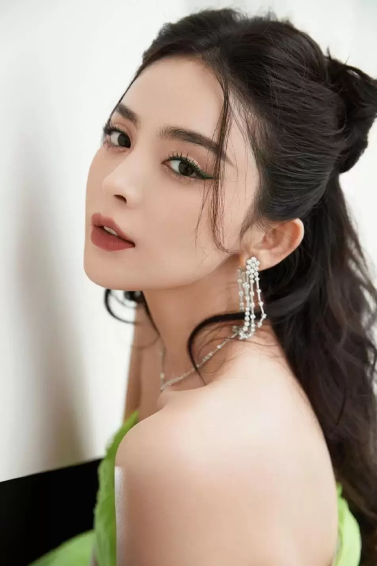 古力娜扎穿绿色蓬蓬裙大秀事业线（甜酷美女高清壁纸）