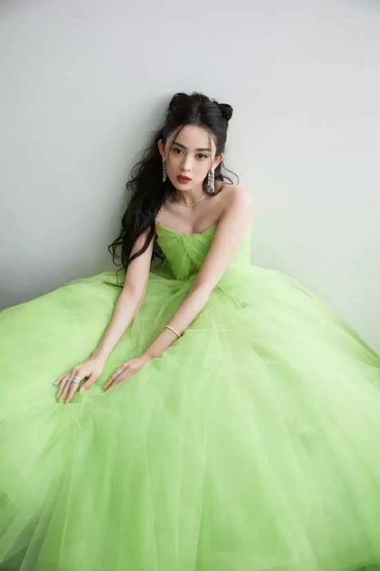 古力娜扎穿绿色蓬蓬裙大秀事业线（甜酷美女高清壁纸）