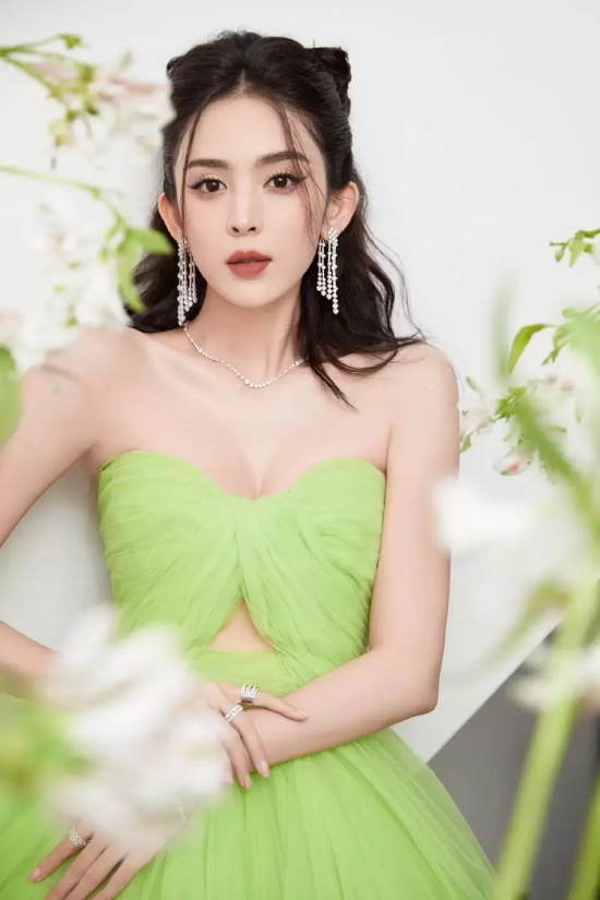 古力娜扎穿绿色蓬蓬裙大秀事业线（甜酷美女高清壁纸）