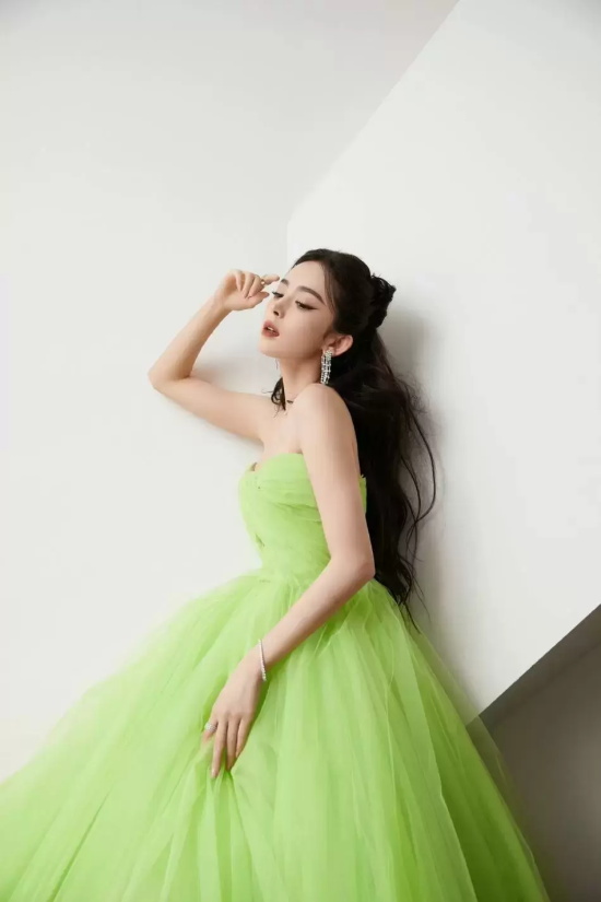 古力娜扎穿绿色蓬蓬裙大秀事业线（甜酷美女高清壁纸）