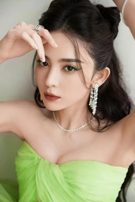 古力娜扎穿绿色蓬蓬裙大秀事业线（甜酷美女高清壁纸）