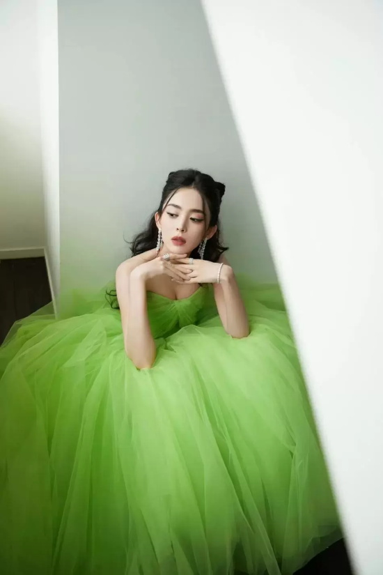 古力娜扎穿绿色蓬蓬裙大秀事业线（甜酷美女高清壁纸）