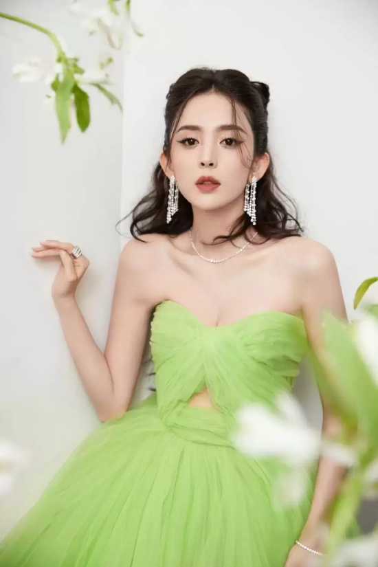 古力娜扎穿绿色蓬蓬裙大秀事业线（甜酷美女高清壁纸）