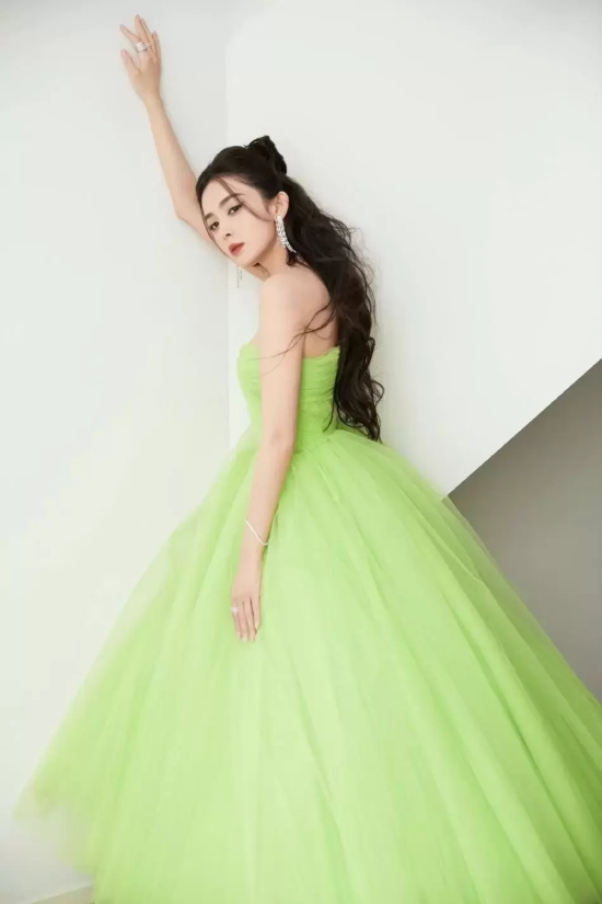 古力娜扎穿绿色蓬蓬裙大秀事业线（甜酷美女高清壁纸）