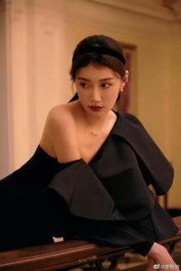 ​美女主播李斯羽穿黑色长裙写真，大秀雪白香肩