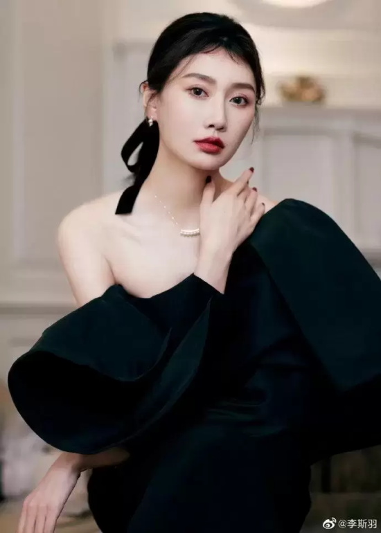 美女主播李斯羽穿黑色长裙写真，大秀雪白香肩