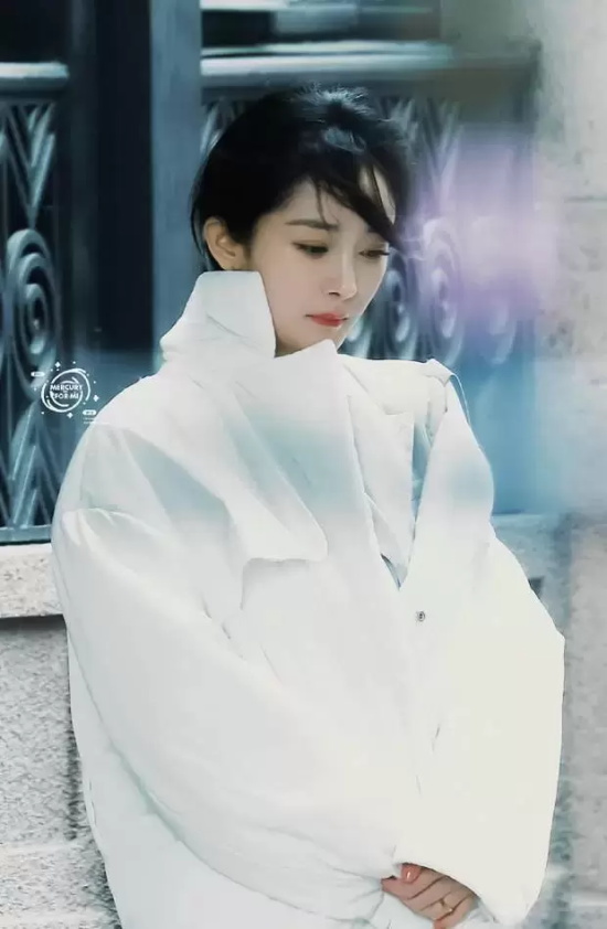 杨幂最新路透美的像油画，肤若凝脂美出新高度