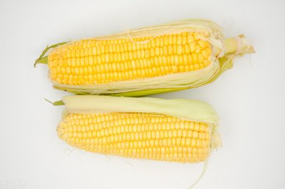​蒸玉米要多久才能熟（玉米酸了还能吃吗？玉米蒸熟后可以放多久）