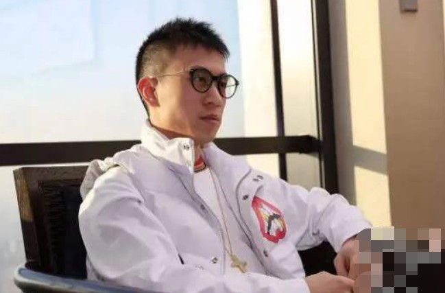 揭秘秦奋爸爸爷爷身份 家境赛过王思聪有钱有背景