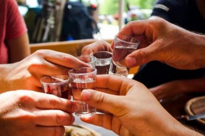 ​喝完白酒大便出血怎么回事(喝完白酒拉血怎么回事)