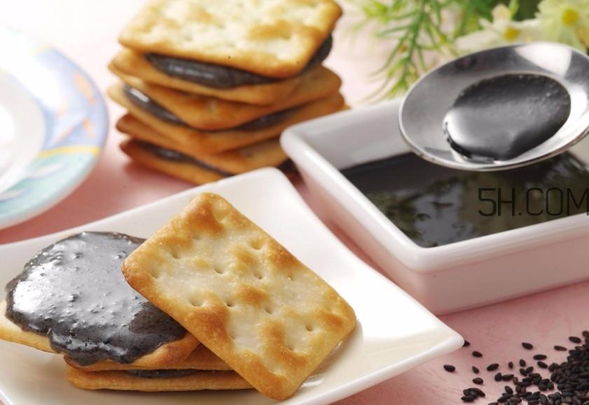 黑芝麻清洗掉色正常吗？黑芝麻有黑色素吗？