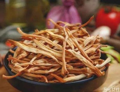 ​黄花菜为什么吃干的 黄花菜不晒干吃有毒吗