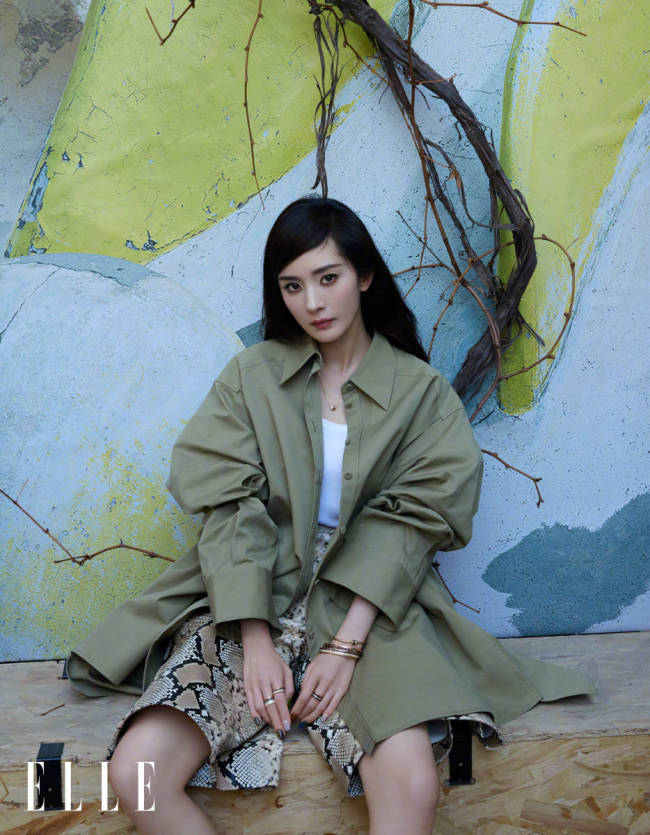 杨幂写真诠释一人多面 变身千禧辣妹太“野”了！