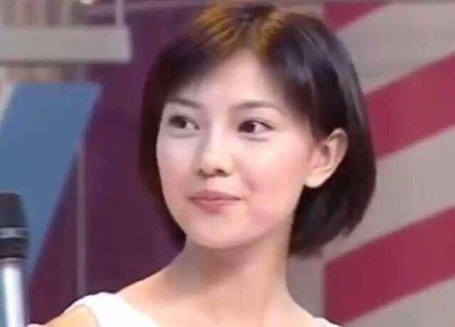 高圆圆20年前参加《快乐大本营》照片流出，清纯美丽很惊艳