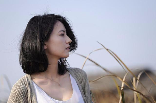 高圆圆20年前参加《快乐大本营》照片流出，清纯美丽很惊艳