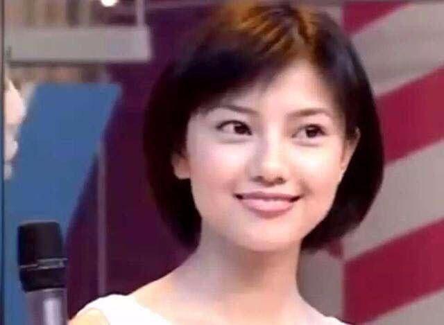 高圆圆20年前参加《快乐大本营》照片流出，清纯美丽很惊艳