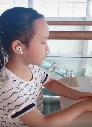 央视主持人杨帆教育太成功，5岁女儿穿着朴素，逛街也不忘写作业