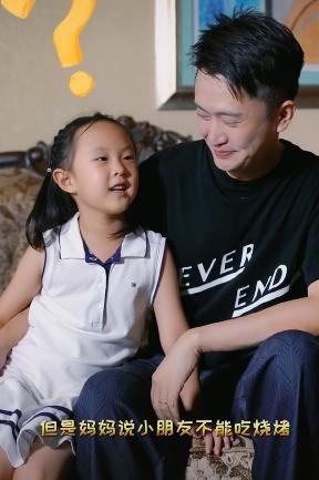 央视主持人杨帆教育太成功，5岁女儿穿着朴素，逛街也不忘写作业