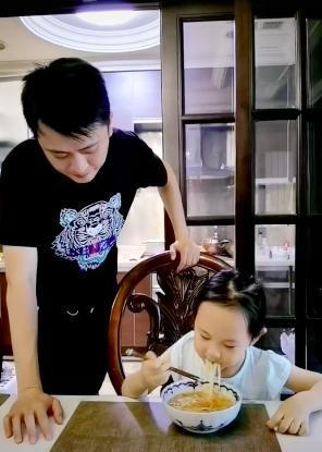 央视主持人杨帆教育太成功，5岁女儿穿着朴素，逛街也不忘写作业