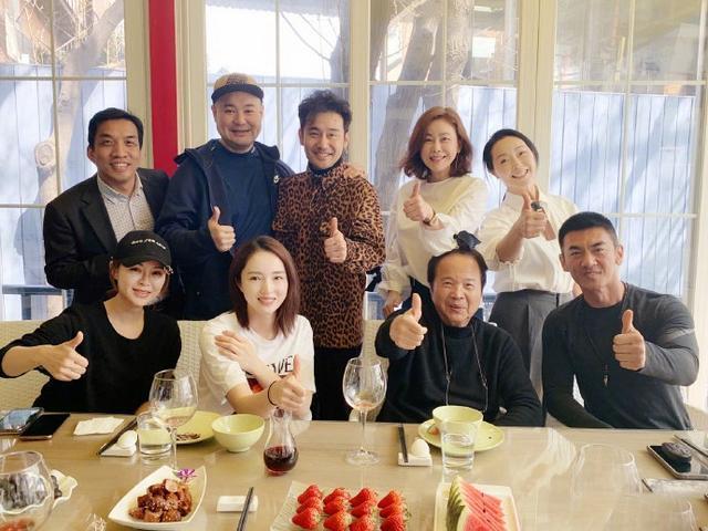 《雪花女神龙》主创重聚，董璇短发清新似少女，乔振宇颜值依旧！
