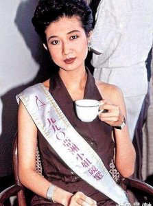​原来吴绮莉年轻时这么漂亮, 难怪成龙会犯下男人最容易犯的错误!