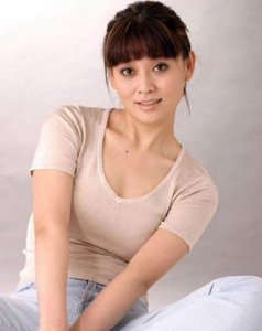 ​她是模特出道，凭借《女人不再沉默》成名，如今退居幕后