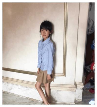 鲍蕾微博晒俩女儿近照,贝儿长腿抢镜这身材比例简直逆天了