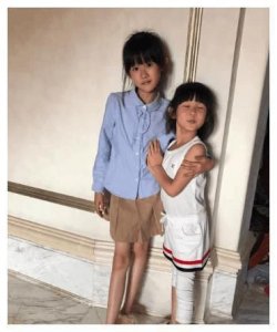 ​鲍蕾微博晒俩女儿近照,贝儿长腿抢镜这身材比例简直逆天了