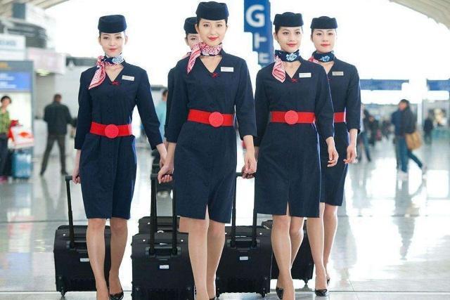 为什么空姐上下飞机都要拉一个行李箱，不会麻烦吗？机长道出实情