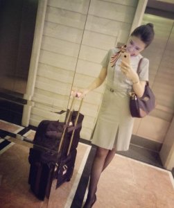 ​为什么空姐上下飞机都要拉一个行李箱，不会麻烦吗？机长道出实情