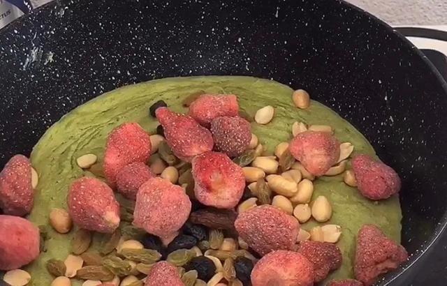 过年不用买糖了，教你做高颜值的抹茶草莓牛轧糖