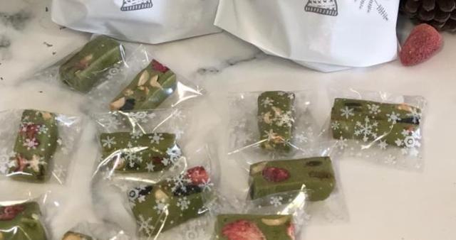 过年不用买糖了，教你做高颜值的抹茶草莓牛轧糖