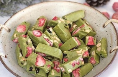 ​过年不用买糖了，教你做高颜值的抹茶草莓牛轧糖